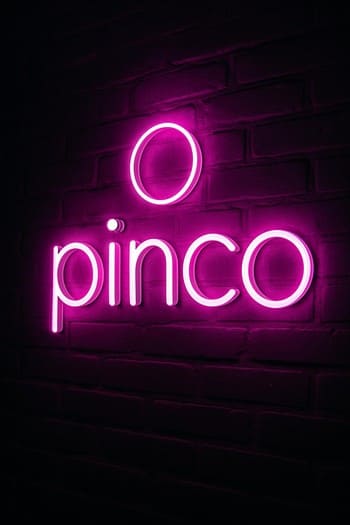 Studiyada divarda asılmış neon Craft&Glow yazısı və şamlar