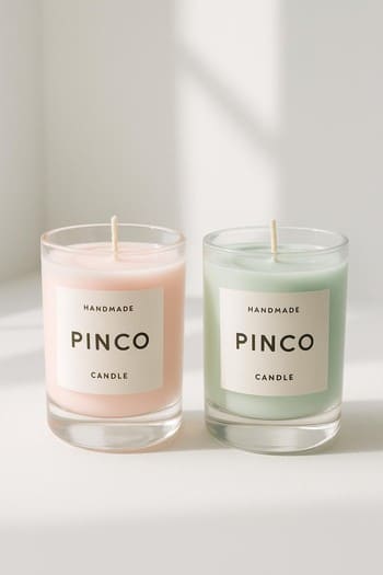 Gün işığında açıq rəngli iki pinco şamı və çiçək detalı