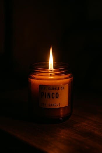 Dərin pin co şamı, loft interyer və bokeh işıqlar fonunda