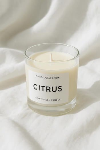 Açıq rəng interyerdə sitrus və pambıq temalı pinco şamı