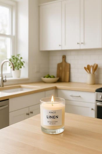 Səhər mətbəxində fincan, limonlar və yanında pinco şamı